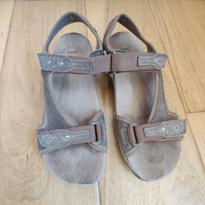 Women athletic beige sandals US 7